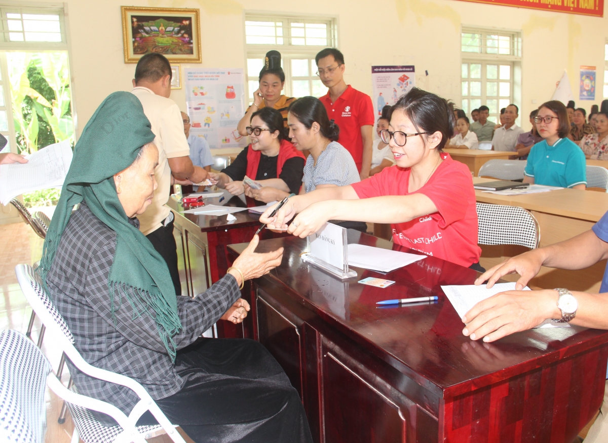 Những ngày đầu giải ngân, gói cứu trợ đã được trao tận tay các hộ dân
bị ảnh hưởng bởi mưa lũ tại huyện Thuận Châu.
Ảnh: Trấn Long/VOV Tây Bắc