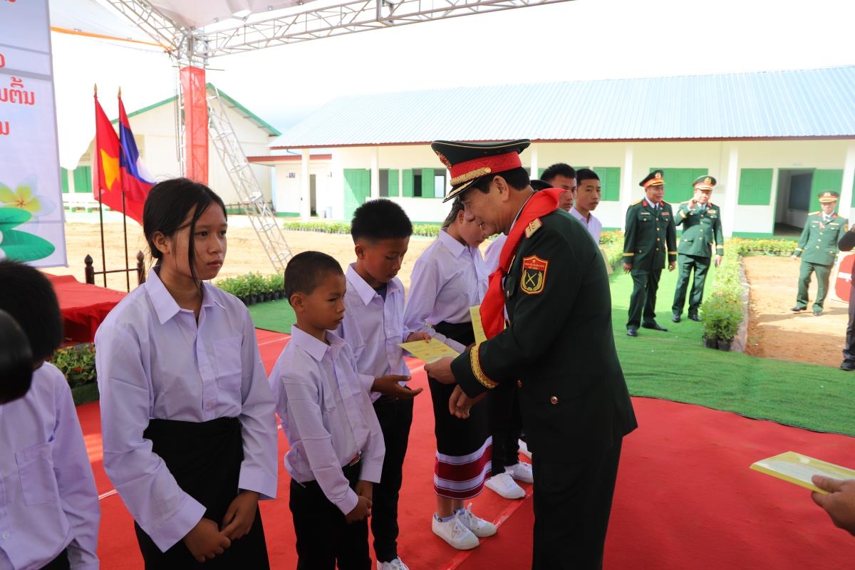 Bộ trưởng Phan Văn Giang tặng học bổng học sinh trường Pahang (Lào)