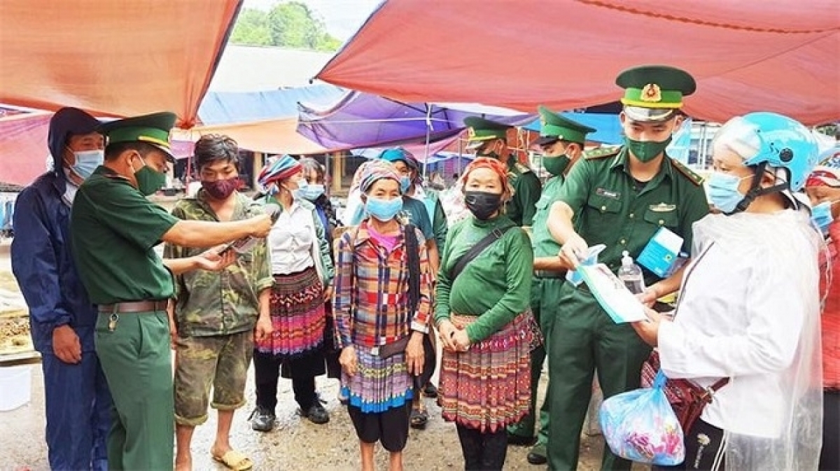 Kăn ƀô̆, mâu lêng Lào Cai hnê tơbleăng luât ăm kuăn pơlê kuăn ngo  (Um: Trung Dũng- Hlá tơbeăng Đang Kŏng san Việt Nam)