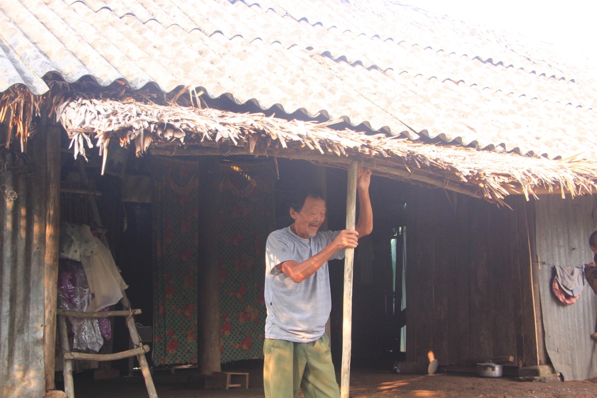 Do tuổi đã cao, không có việc làm nên ông Đinh Văn Phục không thể xây được nhà vững chãi