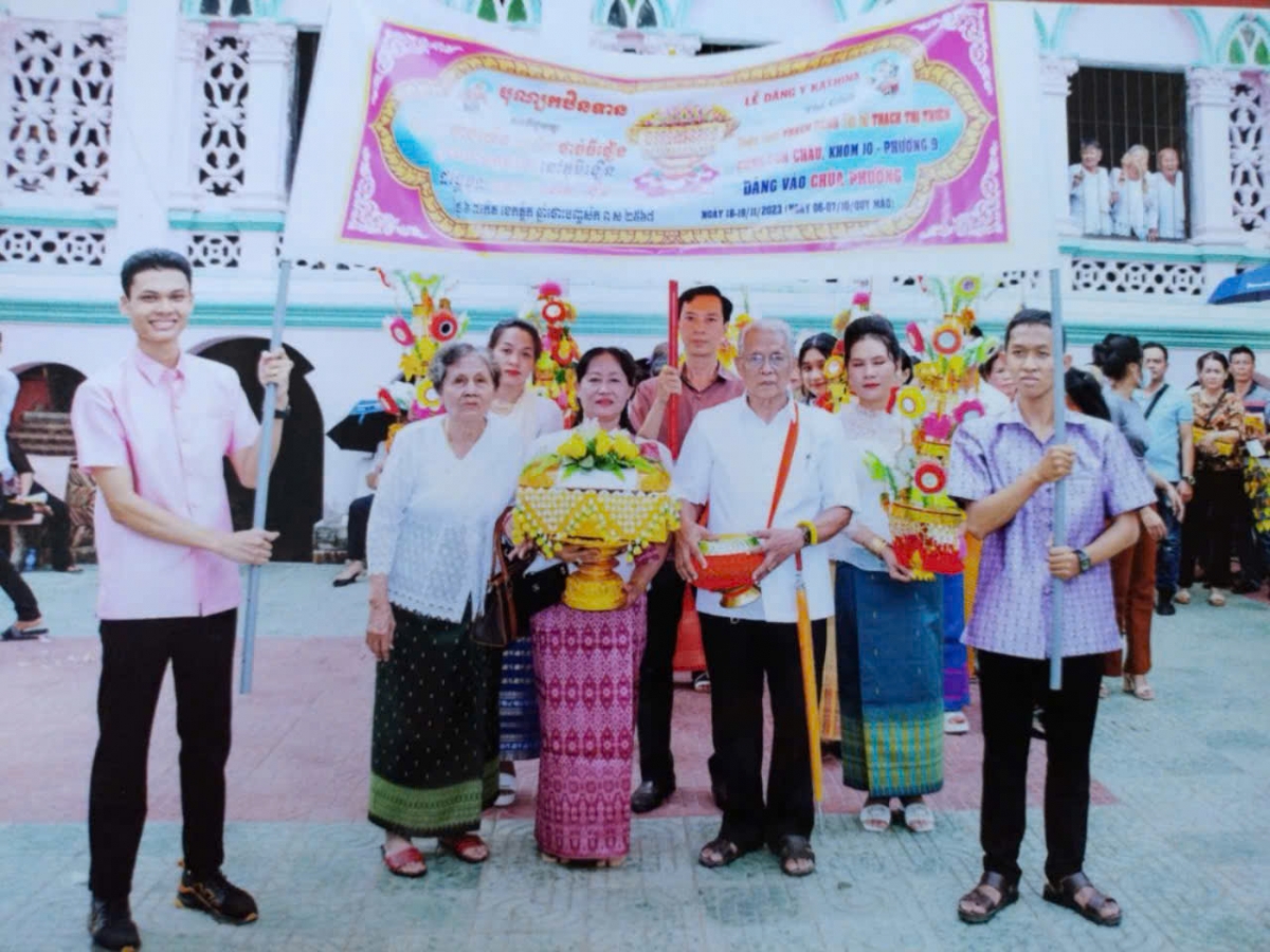 Chủ lễ cùng các phật tử bưng các vật phẩm
chuẩn bị đi 3 vòng xung quanh Chánh điện chùa hành lễ Phật
