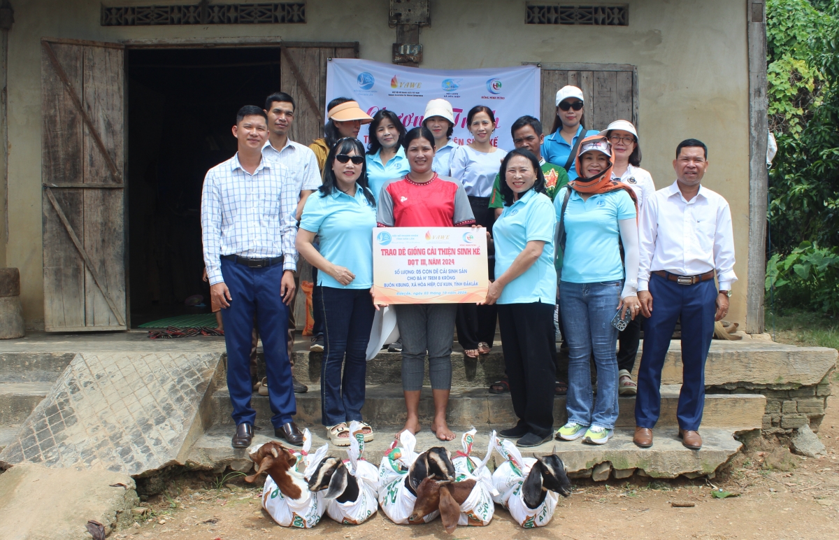 Hội Nữ doanh nhân tỉnh Đắk Lắk đồng hành, hỗ trợ phụ nữ dân tộc thiểu số
nuôi dê cải thiện kinh tế