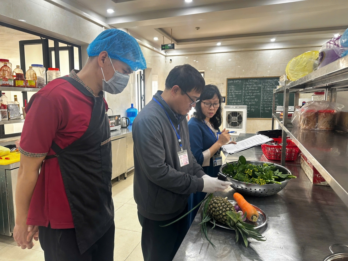 Sở Y tế tỉnh Lạng Sơn chỉ đạo các đơn vị y tế trên địa bàn tổ chức kiểm tra,
giám sát chặt chẽ công tác đảm bảo ATVSTP tại nơi tổ chức Ngày hội