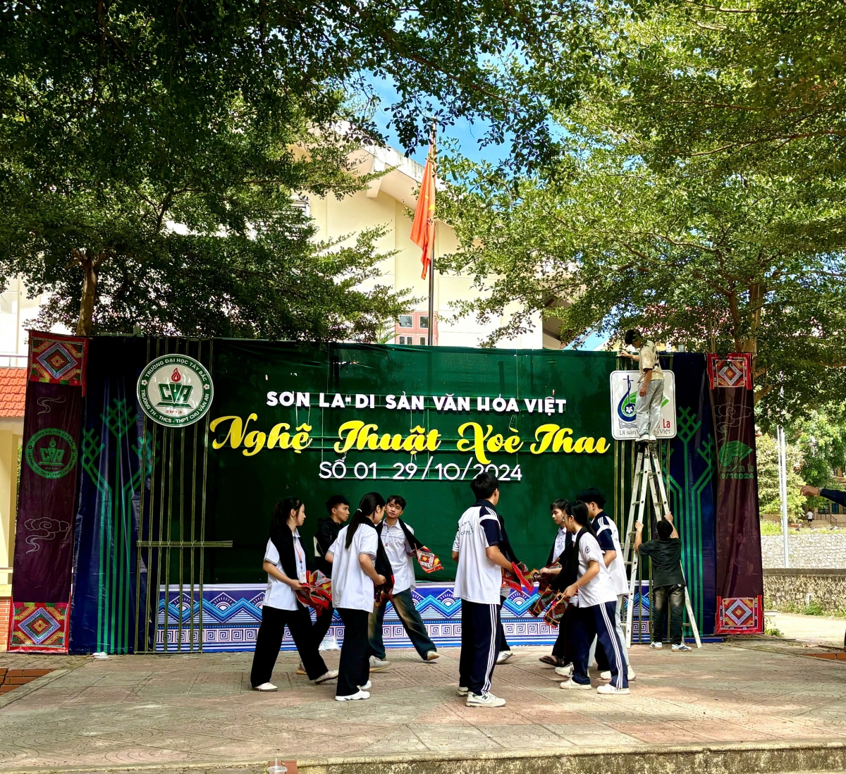 Nhiều cô cậu con em người Thái lần đầu mặc trang phục của dân tộc mình