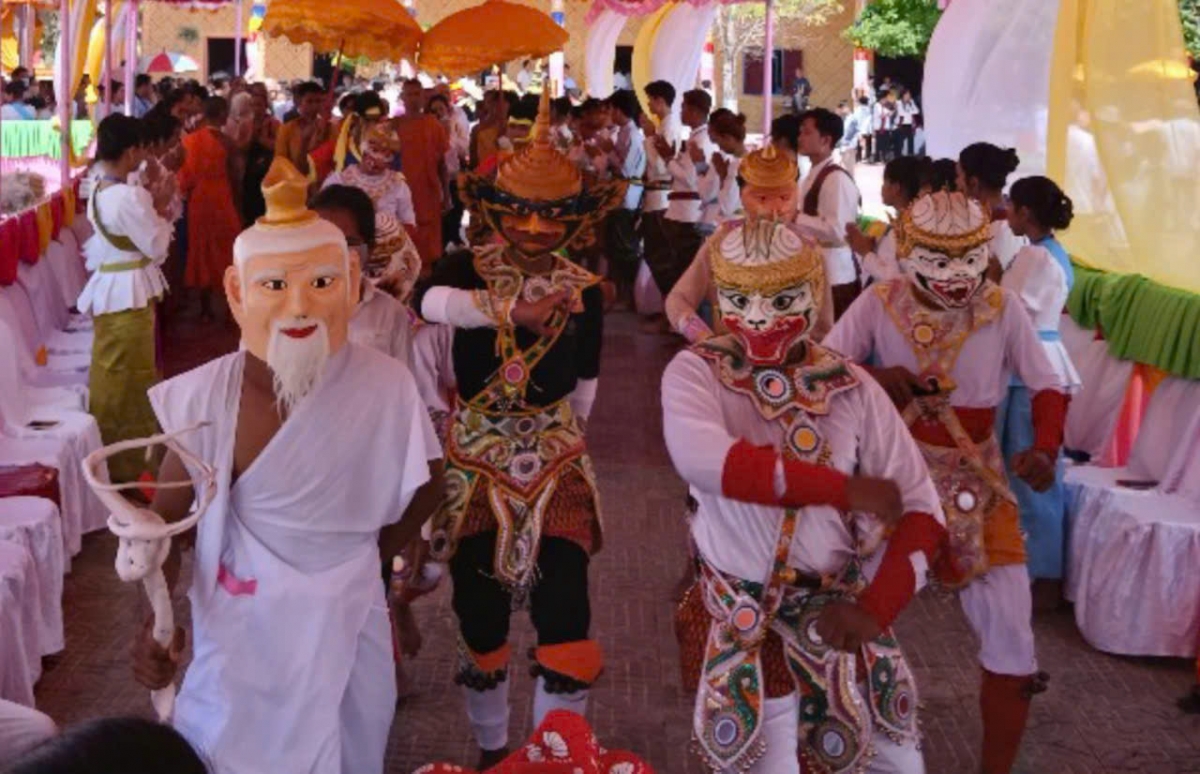 Đội Rô băm múa dẫn đường giúp cho không khí Lễ thêm náo nhiệt