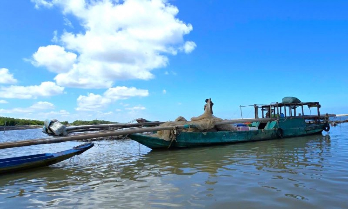 Để hành ghề đánh bắt ruốc, phương tiện chính gồm ghe biển, cặp gọng và lưới chủ được lắp vào gọng để đẩy.