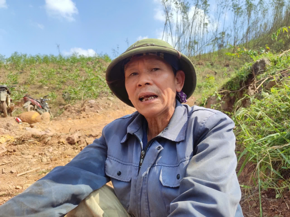 Ông Triệu Thanh Hồng, người Dao, thôn Khe Đồng, xã Tân Dân đi bóc vỏ keo thuê cho biết người trồng rừng ở đây ít thì thiệt hại trăm triệu, nhiều thì mất trắng cả gần chục tỷ chỉ sau một cơn bão dữ.