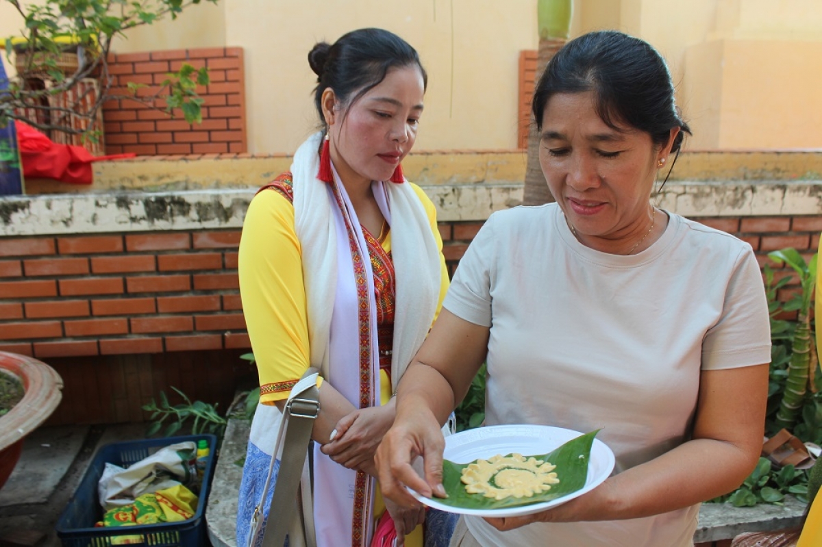 Du khách tham gia làm bánh gừng, loại bánh truyền thống của người Chăm.