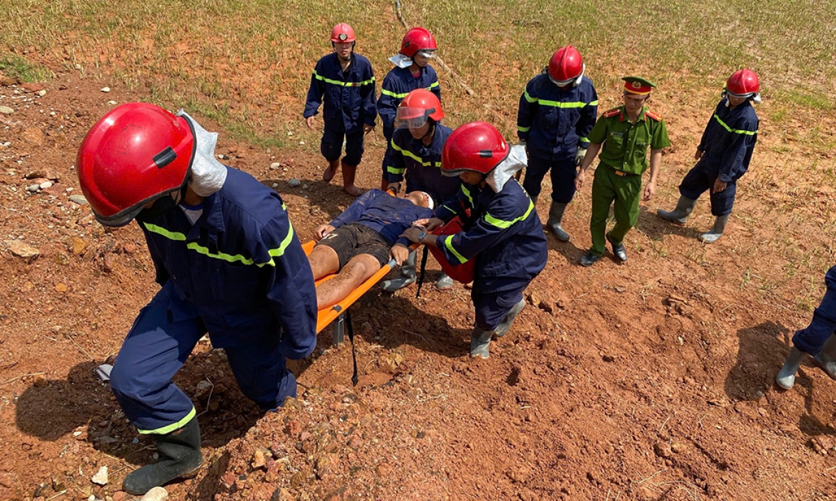 Vận chuyển nạn nhân ra khỏi khu vực sạt lở (Ảnh Công an Quảng Ngãi)