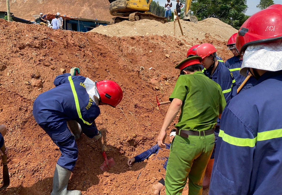 Tình huống giả định có người bị vùi lấp do sạt lở (ảnh Công an Quảng Ngãi)