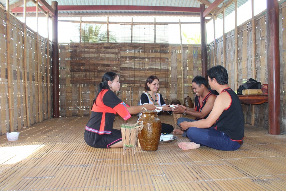 Nâng chén rượu cần mời khách quý. Ảnh: Đoàn Sĩ