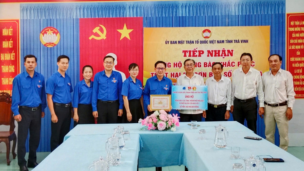 Chủ tịch Ủy ban Mặt trận Tổ quốc Việt Nam tỉnh Trà Vinh Lê Thanh Bình
tiếp nhận tiền ủng hộ của Tỉnh đoàn.