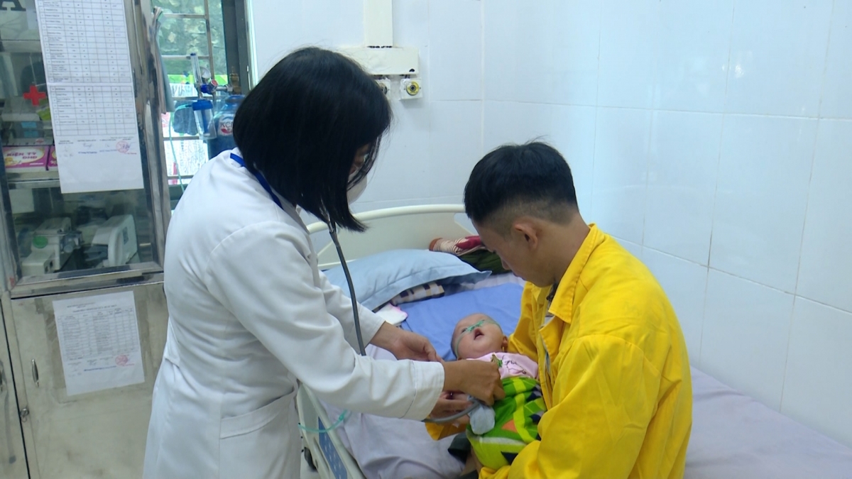 Gia đình anh Và A Vừ đã bớt được chi phí lớn là viện phí khi có thẻ BHYT.
Ảnh: Trấn Long/VOV Tây Bắc