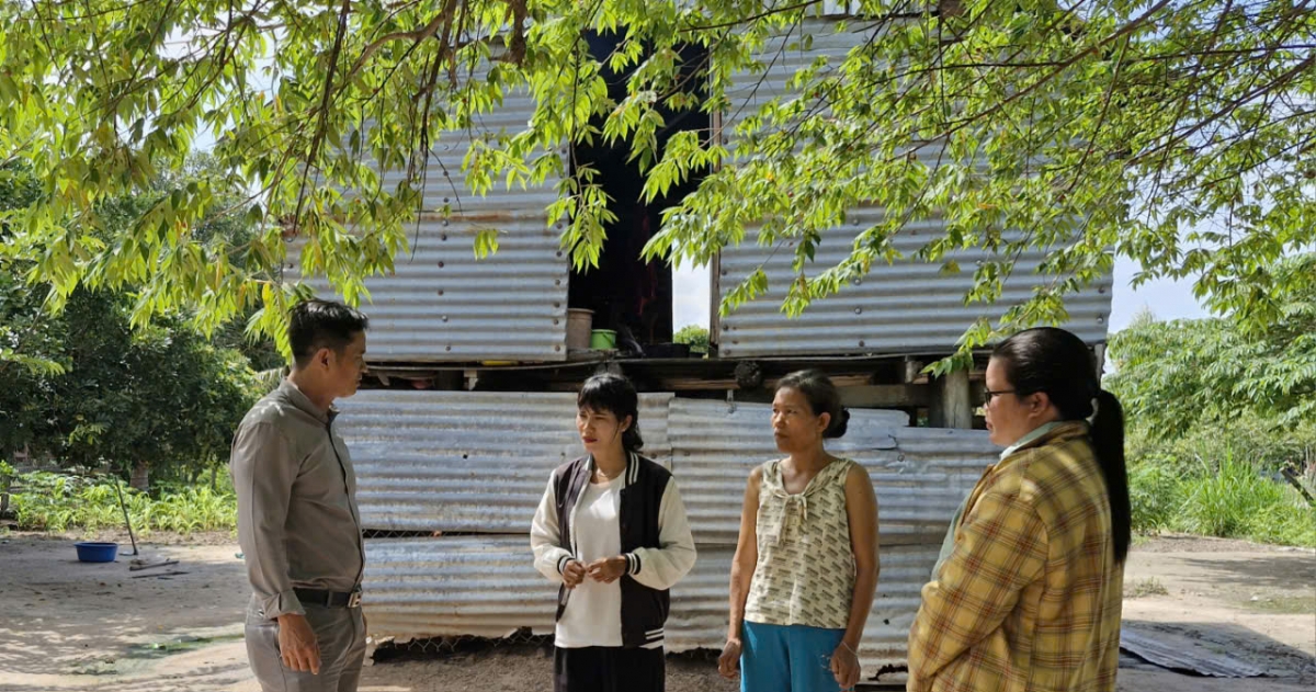 Cán bộ xã Pờ Tó thăm hỏi người dân làng Bi Giông,
nơi có gần 100 hộ nghèo do thiếu tư liệu sản xuất.
Ảnh: Nguyễn Thảo/VOV Tây Nguyên