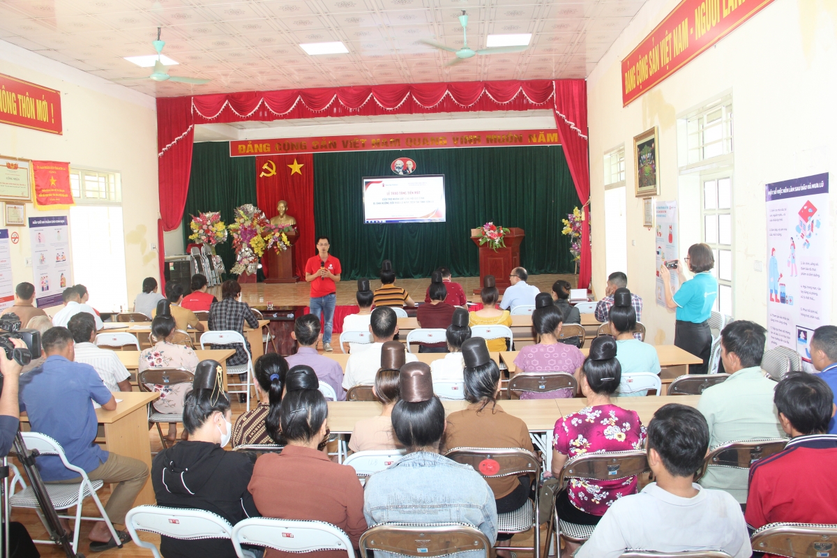 Gói cứu trợ sẽ hỗ trợ 850 hộ dân chịu ảnh hưởng bởi mưa lũ
tại các huyện Mai Sơn, Thuận Châu và thành phố Sơn La.
Ảnh: Trấn Long/VOV Tây Bắc