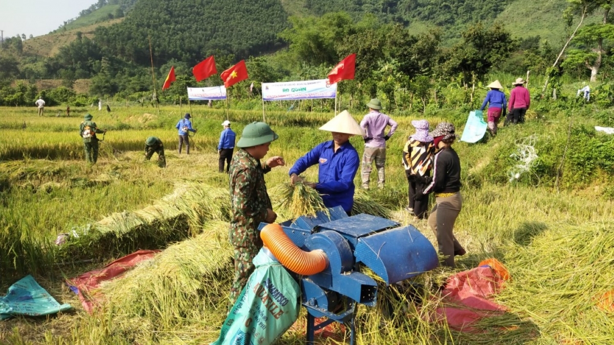 Bộ đội đưa máy móc vào bản giúp bà con tiết kiệm sức lao động, tăng năng suất