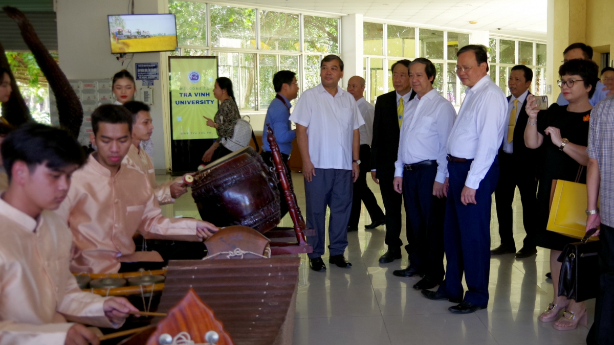 Bộ trường Bô GD-ĐT Nguyễn Kim Sơn thăm Đại học Trà Vinh.
Ảnh: Thạch Trà Vinh/VOV ĐBSCL