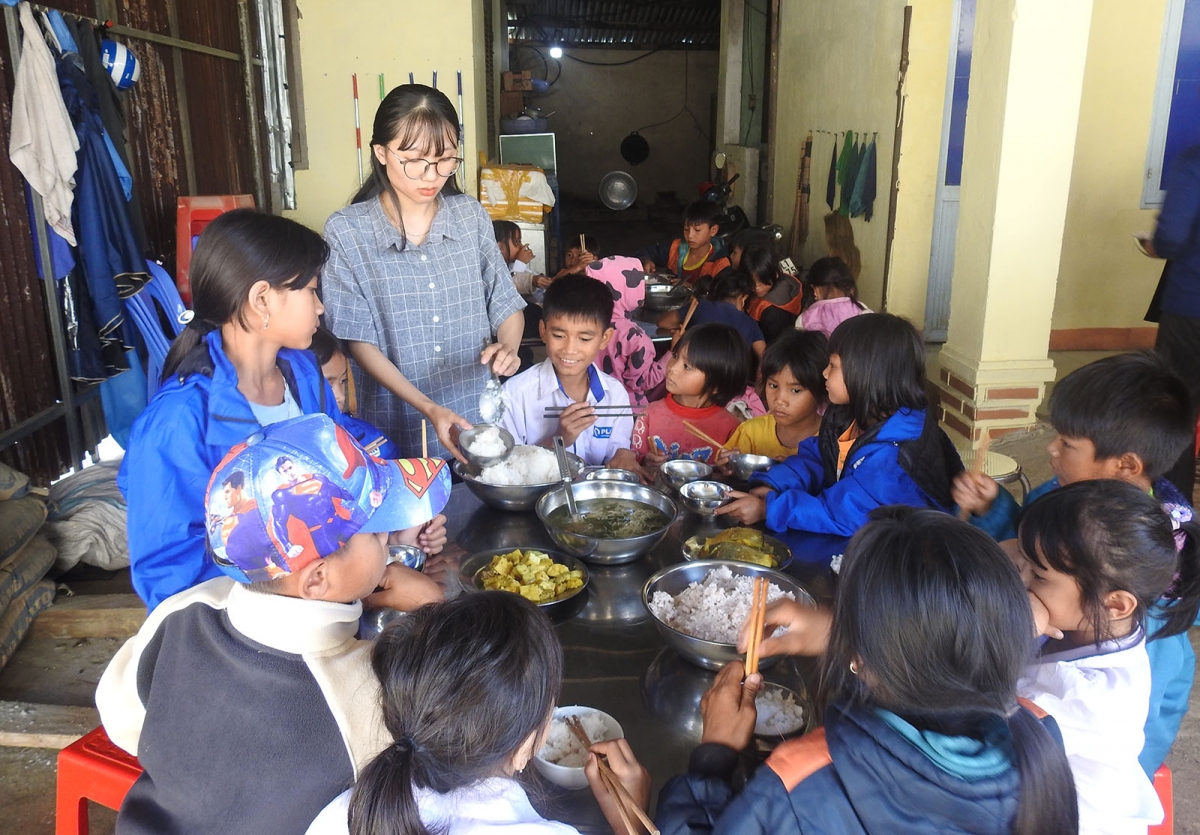 Bữa cơm bán trú của học sinh huyện Kon Plông, tỉnh Kon Tum.