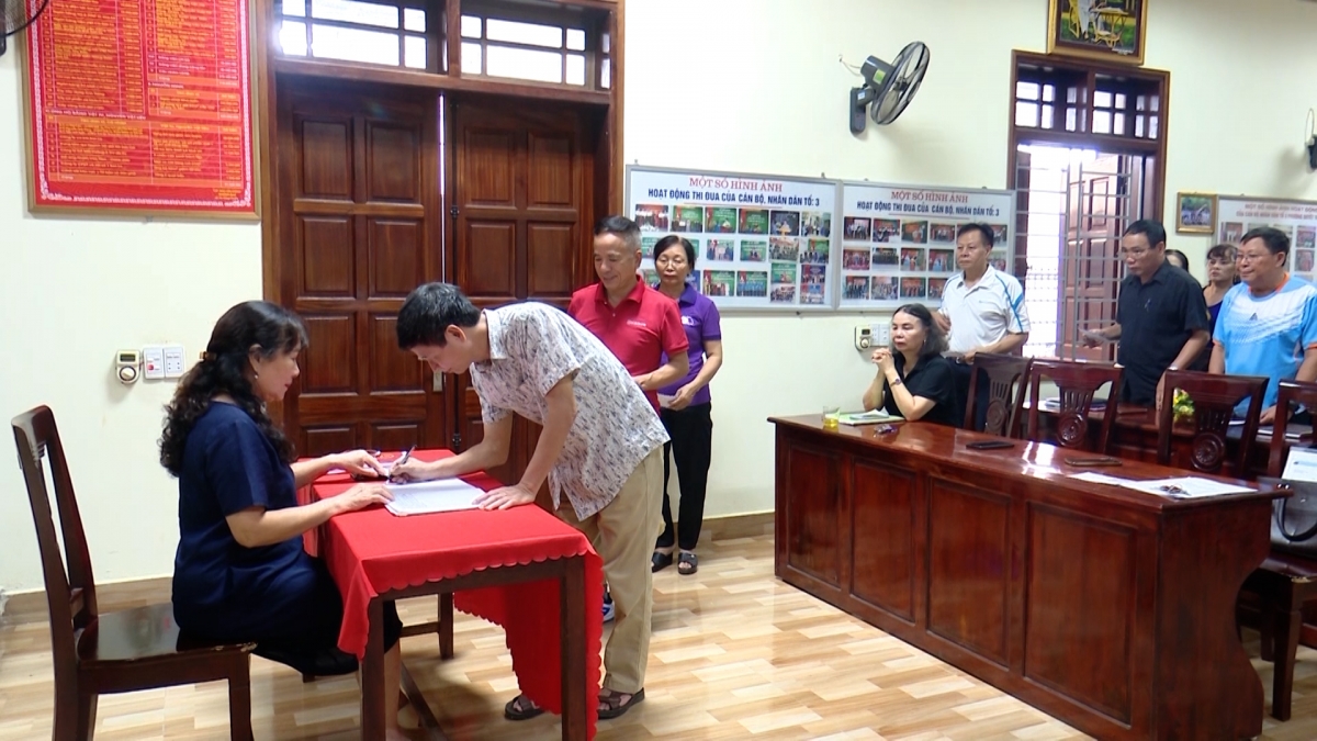 Các cá nhân, đơn vị, nhà hảo tâm chung tay giúp người dân khó khăn có thẻ BHYT.
Ảnh: Trấn Long/VOV Tây Bắc