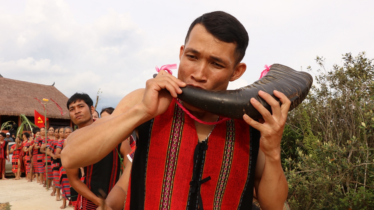 Các chàng trai Pa Cô say biểu diễn nhạc cụ truyền thống