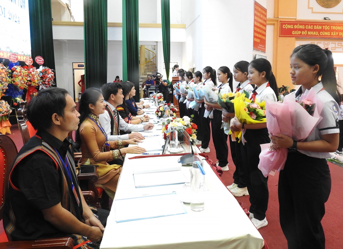 Các cháu thiếu nhi tặng hoa chúc mừng Đoàn Chủ tịch đại hội.
