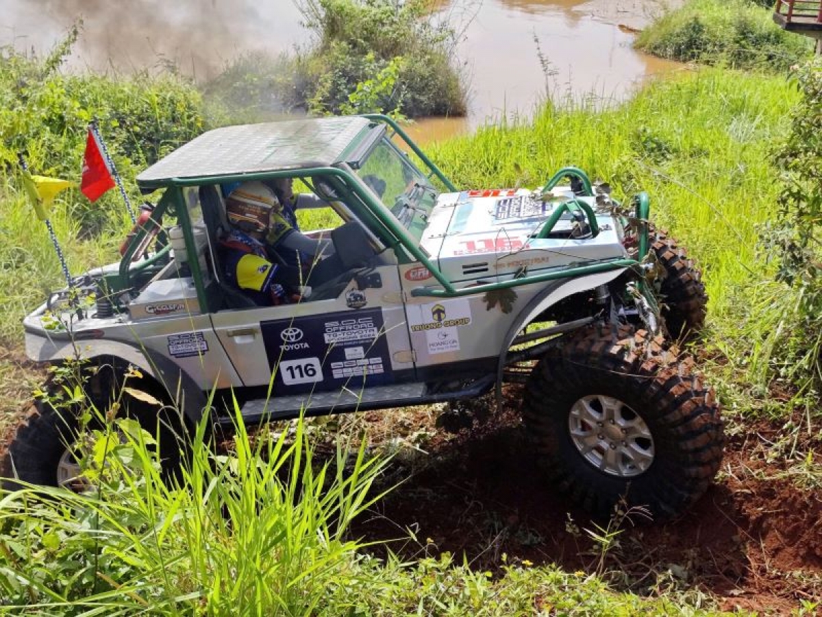 Các đội đua, các tay đua hồ hởi tham gia ở 3 hạng thi gồm: Chuyên nghiệp, Nâng Cấp và Adventure trong địa hình đồi núi với nhiều cảnh đẹp của Đắk Nông.
