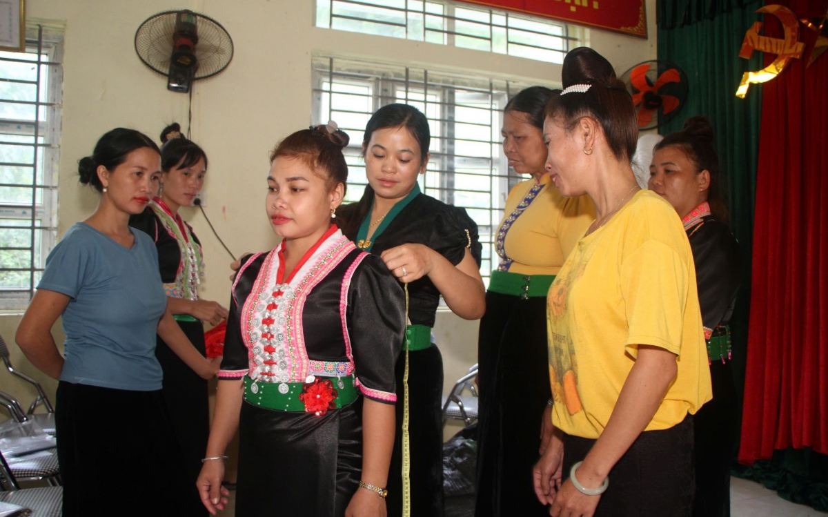 Các học viên dân tộc Khơ Mú thực hành số liệu đo trên người để tạo hình trang phục