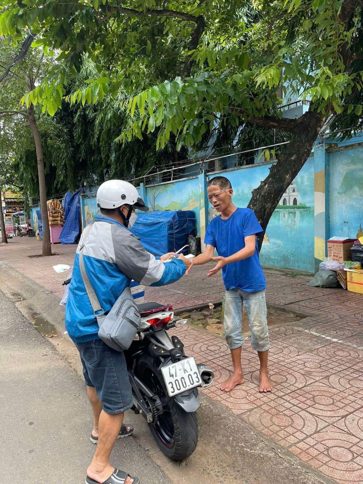Các tình nguyện viên mang từng hộp cơm trao tới tay những người không đến được quán.
Ảnh: Nam Trang/VOV Tây Nguyên