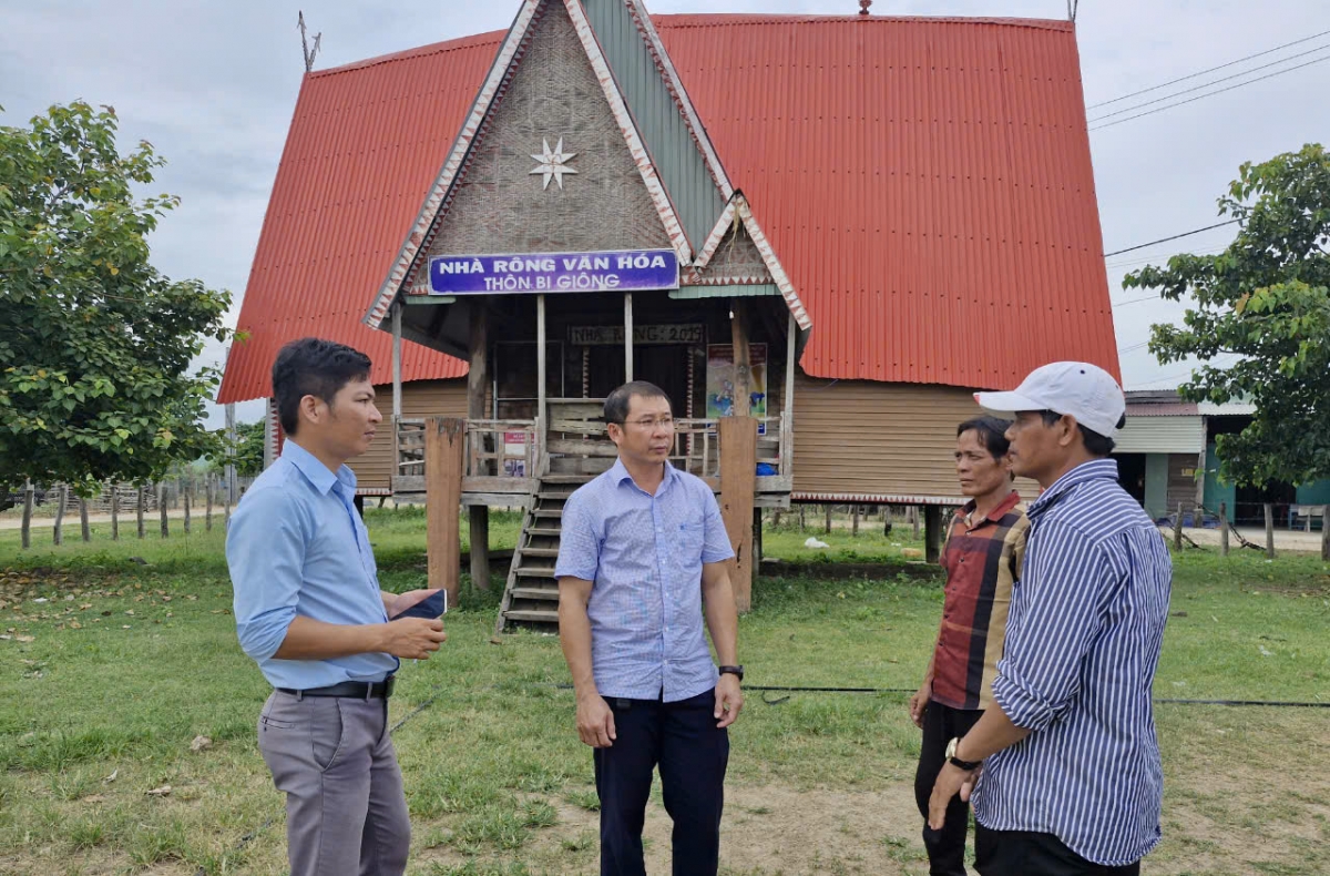 Gia đình H'Mrat (thứ hai từ phải qua) không có đất sản xuất
nên dù được hỗ trợ nhiều nhưng khả năng thoát nghèo rất khó khăn.
Ảnh: Nguyễn Thảo/VOV Tây Nguyên