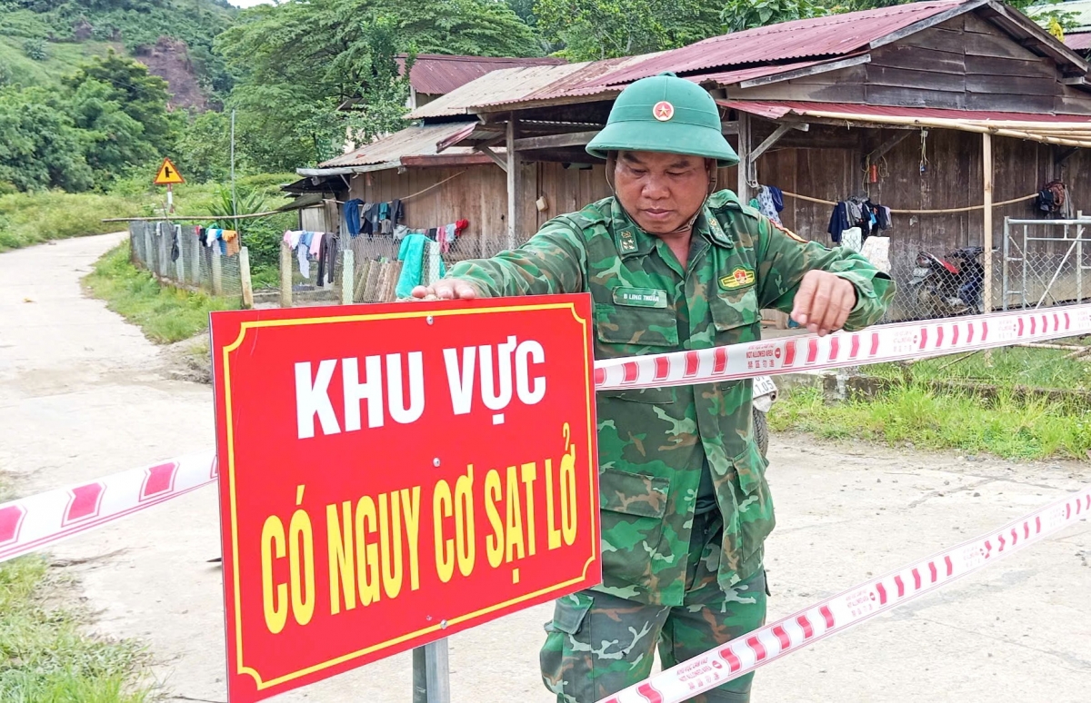 Cắt cử lực lượng túc trực, căng dây cảnh báo nguy hiểm.