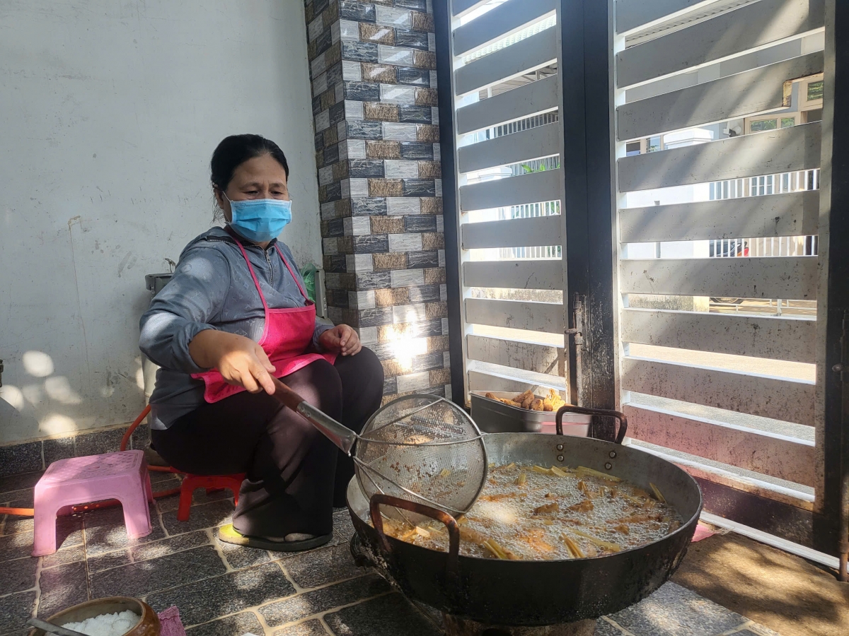 Chị Đặng Thị Lệ Nga đang chế biến các món ăn phục vụ quán chay 0 đồng.
Ảnh: Nam Trang/VOV Tây Nguyên