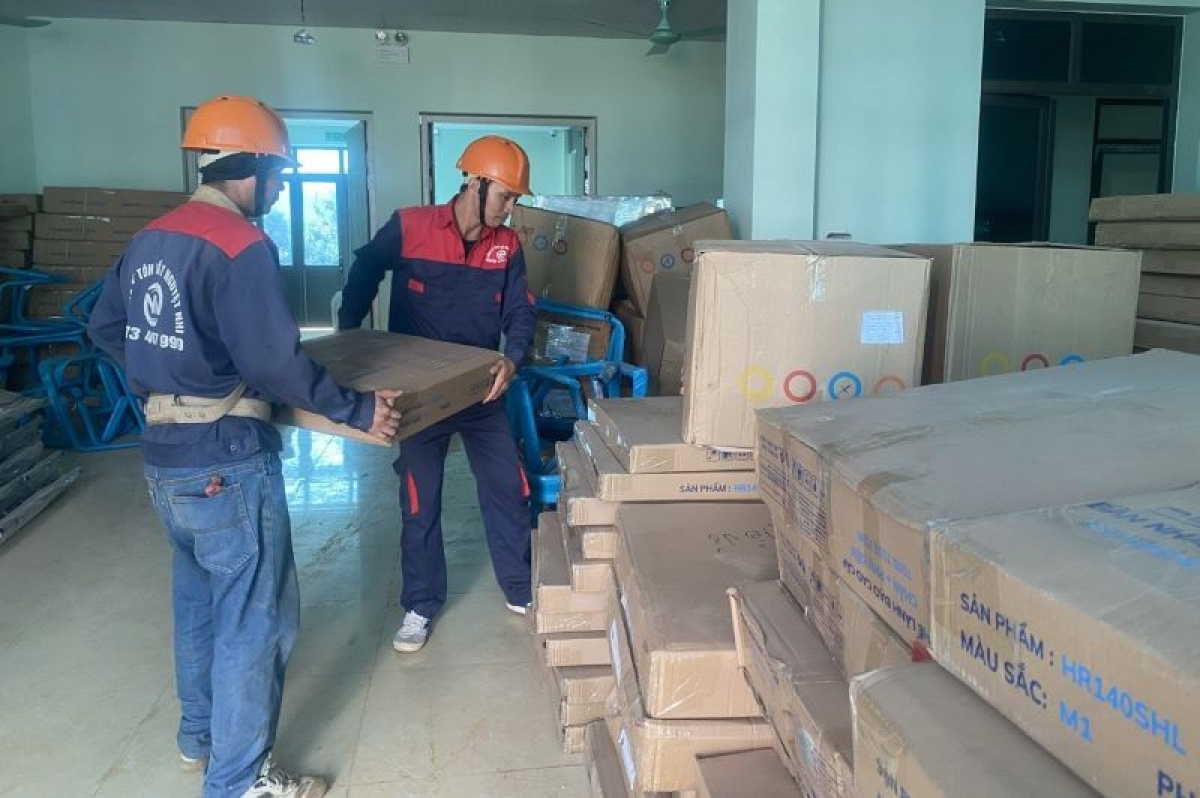 Công nhân Công ty Cổ phần đầu tư xây dựng Đức Mạnh tập kết trang thiết bị nội thất để hoàn thiện tòa nhà Trung tâm Y tế thành phố Lai Châu