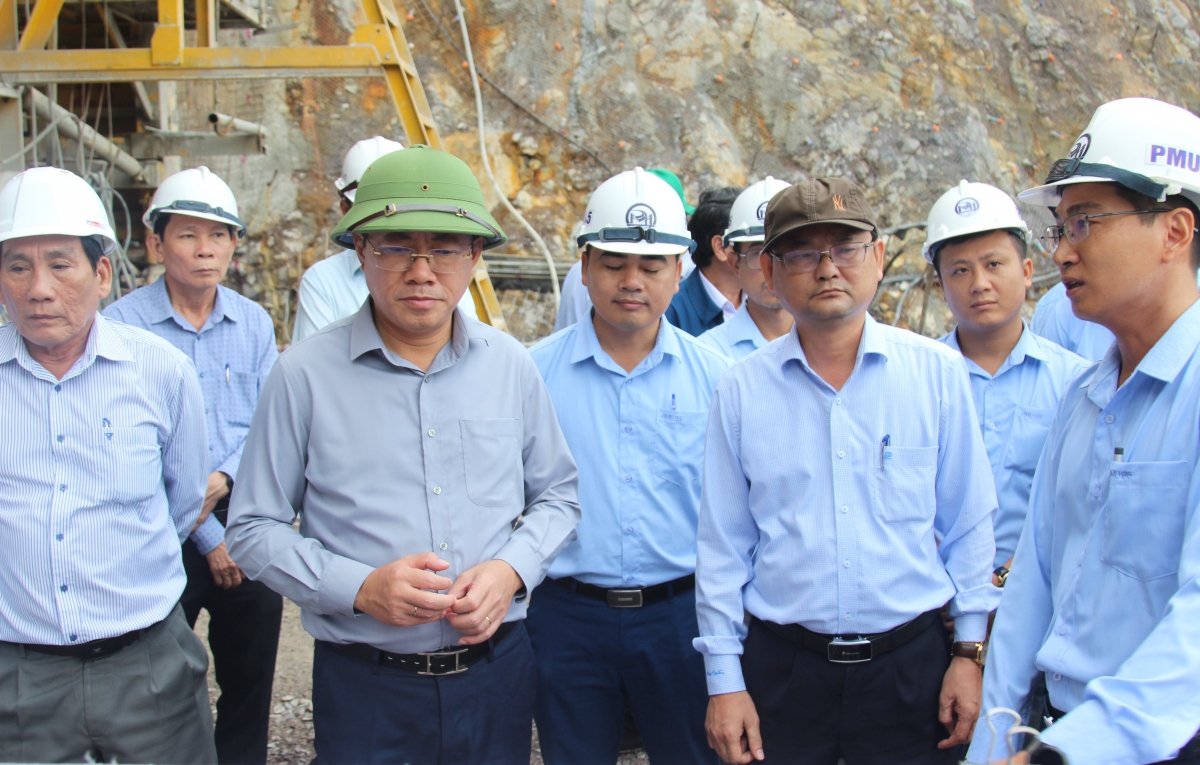 Lãnh đạo tỉnh Bình Định lắng nghe thông tin về tiến độ dự án thành phần đoạn Quy Nhơn-Chí Thạnh.