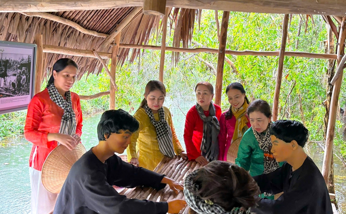 Du khách thích thú với các nét mô phỏng lại cuộc sống ngày trước