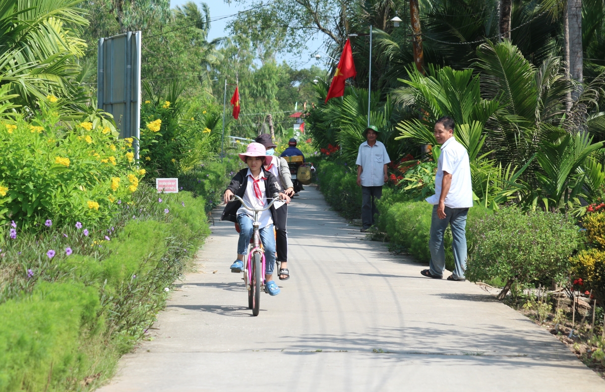 Đường nông thôn thông thoáng, các em học sinh đi học thuận lợi