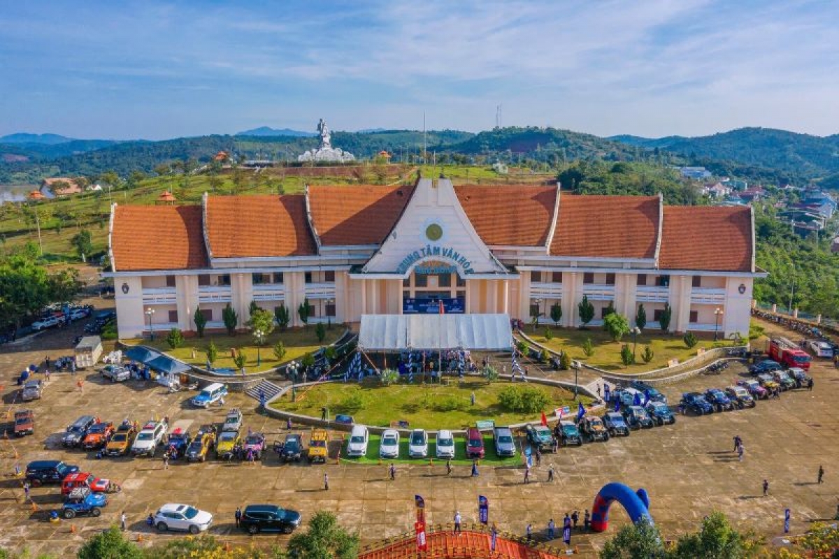 Giải đua xe ô tô thử thách địa hình lần đầu tiên tổ chức tại Đắk Nông nhằm quảng bá hình ảnh du lịch, danh lam thắng cảnh ấn tượng của địa phương.