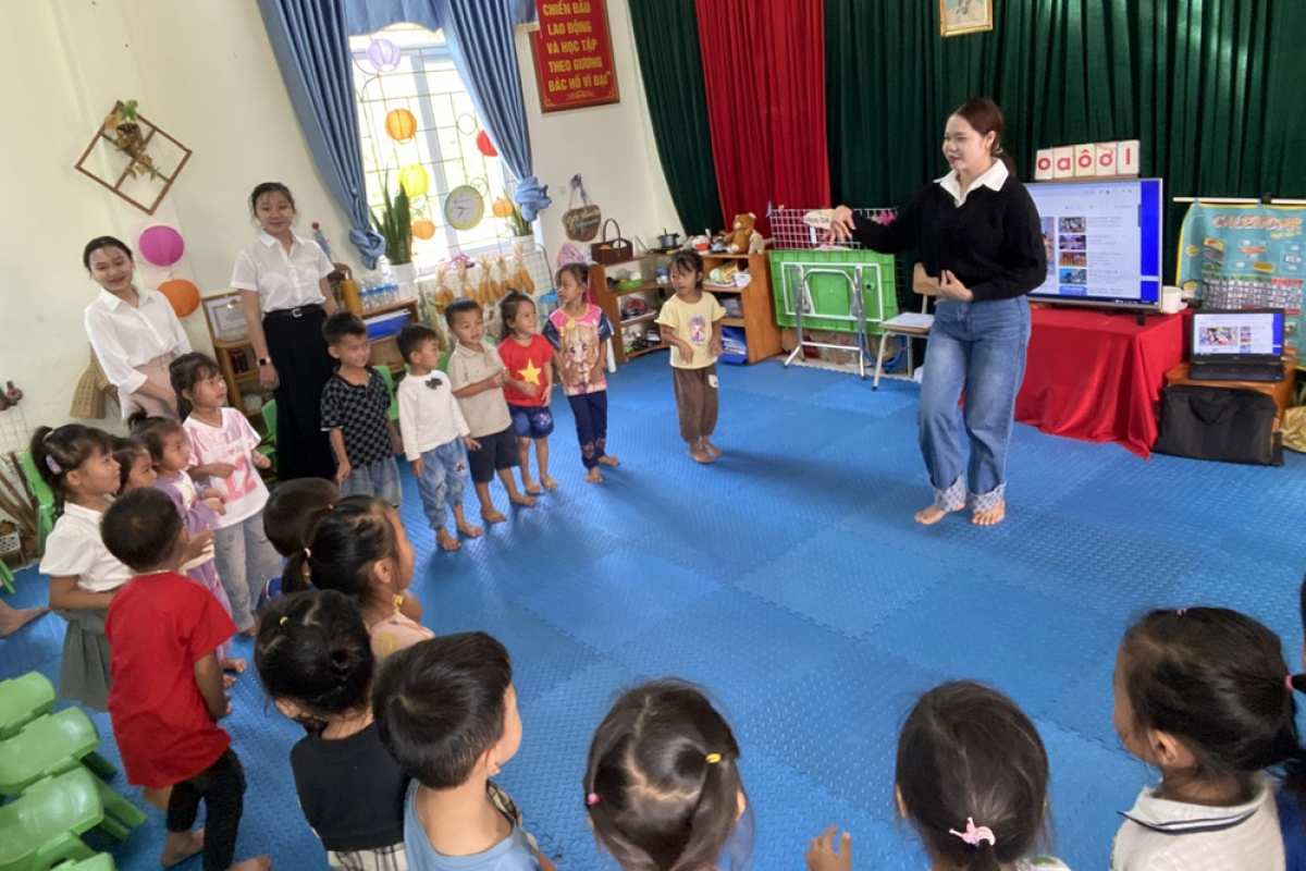 Giờ lên lớp dạy múa của Đao Đun Ly Đa La Von – lưu học sinh Lào,
sinh viên Khoa sư phạm Mầm non, Trường Cao đẳng Lai Châu.
Ảnh: Khắc Kiên/VOV Tây Bắc