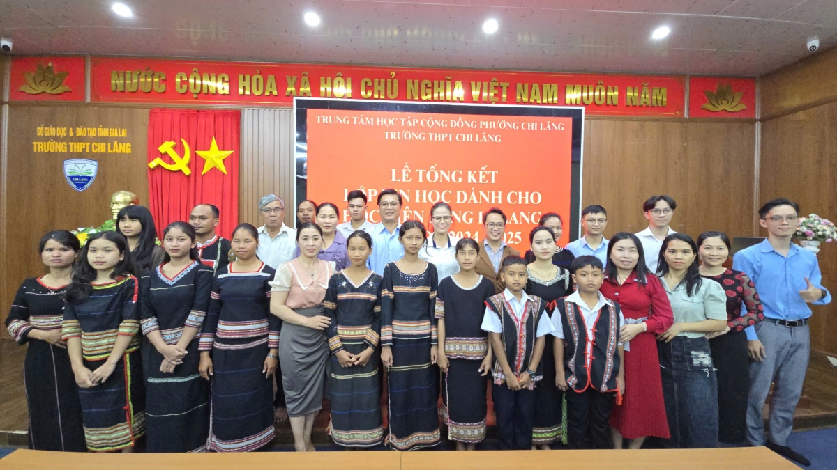 Các học viên nhận chứng chỉ sau khi kết thúc khóa học.
Ảnh: Hoàng Qui/VOV Tây Nguyên