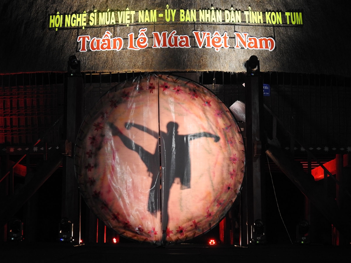 Hình ảnh mở đầu vở múa đương đại SeSan.