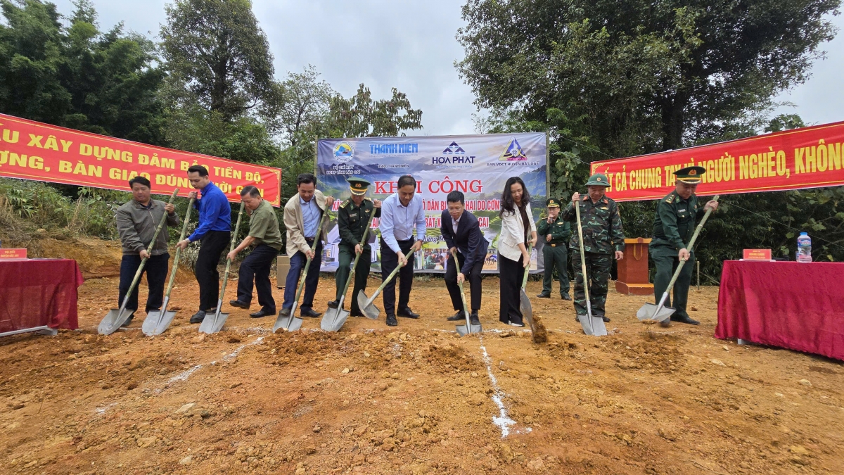 Khởi công xây dựng 28 căn nhà cho bà con biên giới A Lù
