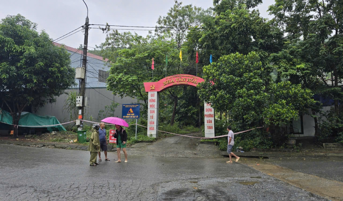 Khu dân cư tổ 2 phường Duyên Hải cũng đang phải sơ tán
vì nguy cơ sạt lở ngọn đồi phía sau.
Ảnh: An Kiên/VOV Tây Bắc