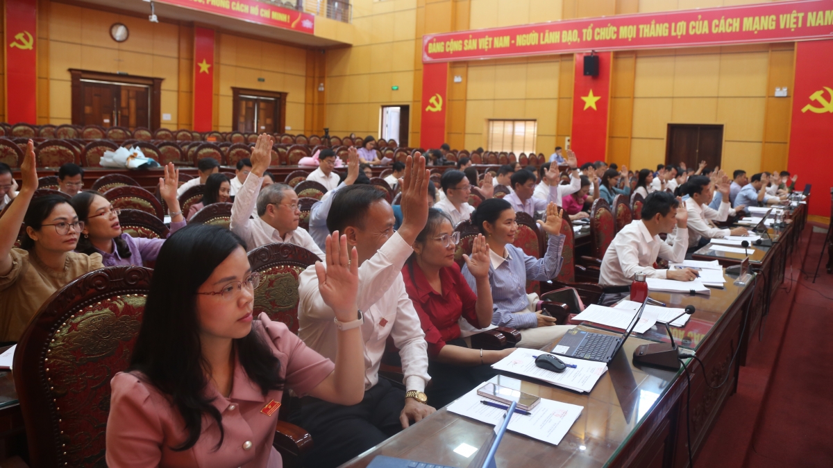 Kỳ họp 23, HĐND tỉnh Bắc Kạn khóa X, thông qua nghị quyết miễn toàn bộ học phí
cho học sinh bị ảnh hưởng bởi cơn bão số 3 (Yagi) trên địa bàn.
Ảnh: Công Luận/VOV Đông Bắc