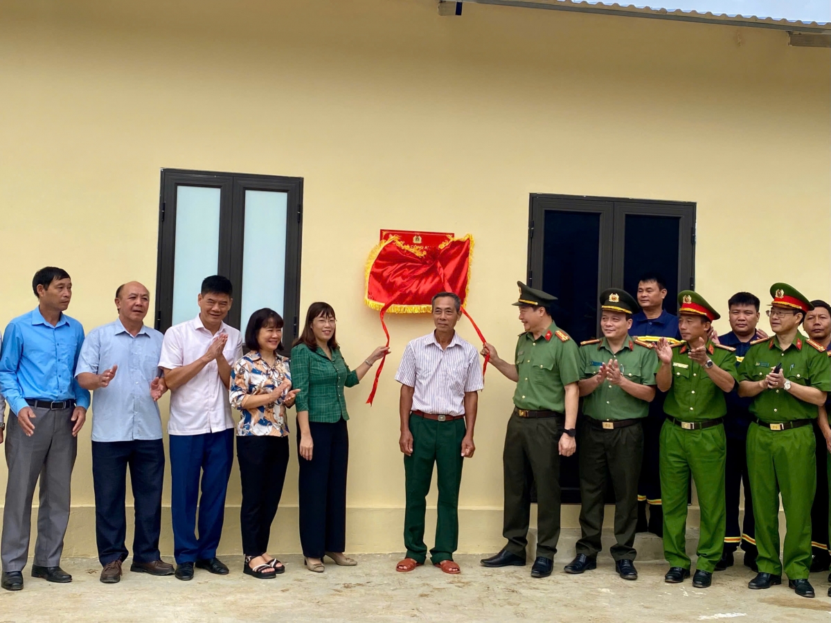 Lãnh đạo huyện Điện Biên và Công an tỉnh Điện Biên
trao nhà cho gia đình ông Lò Văn Liên ở bản Lĩnh, Mường Pồn