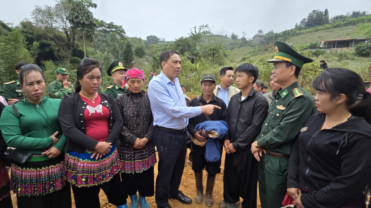 Lãnh đạo tỉnh Lào Cai thăm hỏi em Thào A De bị mất cả cha lẫn mẹ sau lũ quét, sạt lở