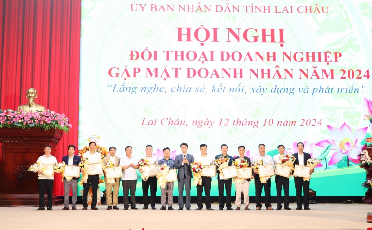 Lãnh đạo UBND tỉnh Lai Châu tặng Bằng khen cho các doanh nhân
có nhiều đóng góp cho tỉnh Lai Châu