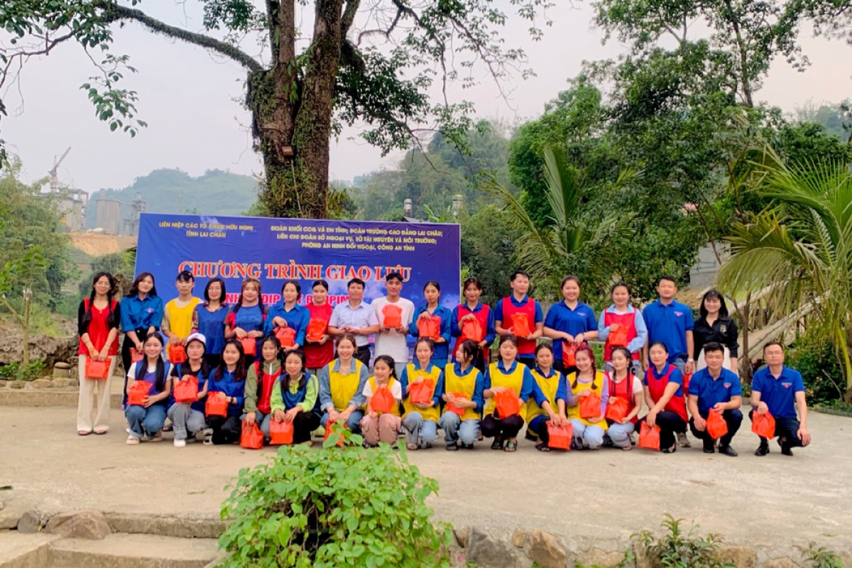 Lưu học sinh, sinh viên Lào ở Lai Châu nhận được sự quan tâm từ các cơ quan, đơn vị, địa phương bằng các hoạt động giao lưu, thắt chặt tình hữu nghị Việt - Lào.
Ảnh: Khắc Kiên/VOV Tây Bắc
