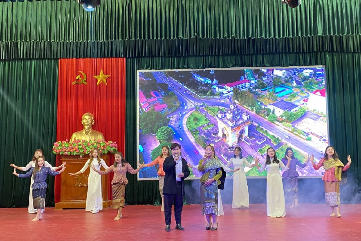 Lưu học sinh, sinh viên Lào thường xuyên tham gia các hoạt động văn hóa, thể thao
cùng sinh viên Việt Nam, giúp các em hòa nhập nhanh hơn với môi trường mới.
Ảnh: Khắc Kiên/VOV Tây Bắc