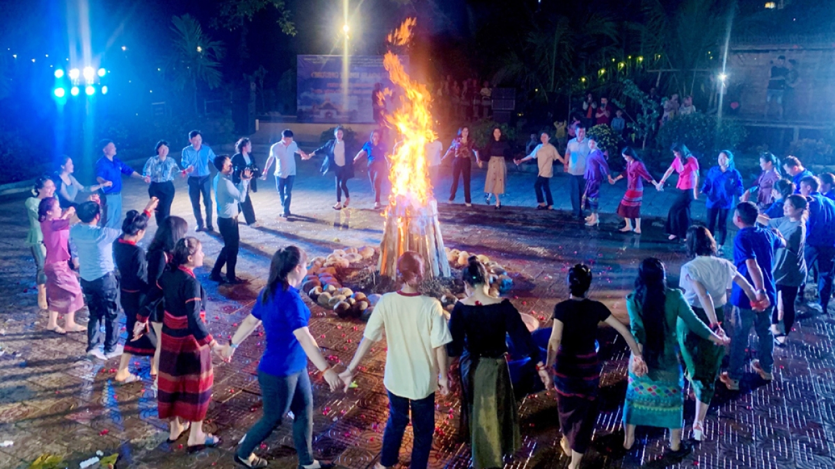 Lưu học sinh, sinh viên Lào về các bản tìm hiểu văn hóa các dân tộc địa phương.
Ảnh: Khắc Kiên/VOV Tây Bắc