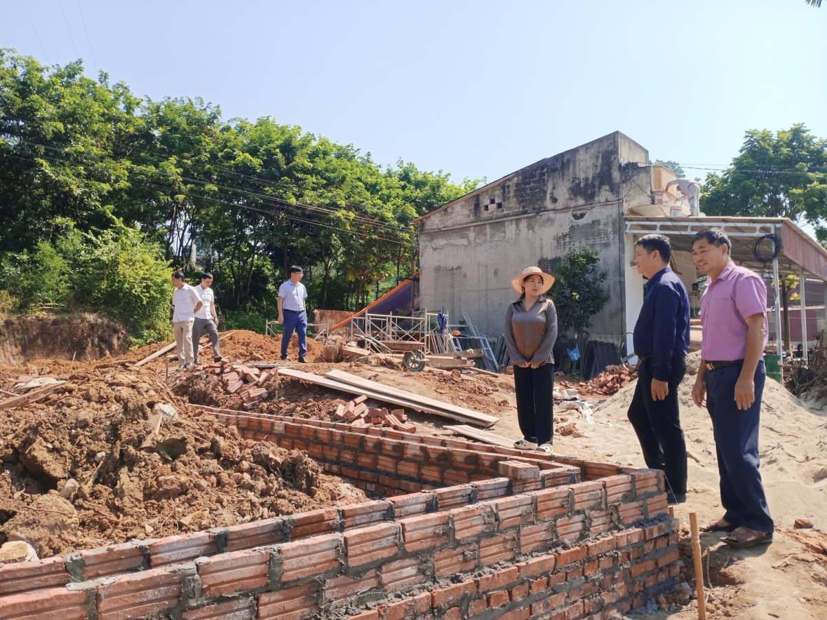 Một số hộ dân đã bắt đầu làm lại nhà cửa theo hình thức xen ghép và tái định cư tại chỗ