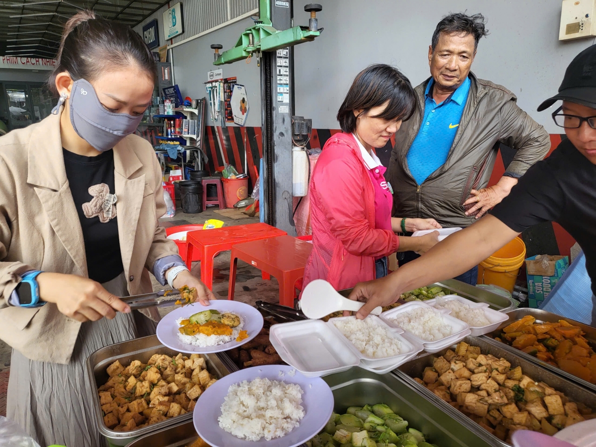 Nhiều bạn trẻ tới phụ giúp chuẩn bị bữa ăn miễn phí giúp những người khó khăn.
Ảnh: Nam Trang/VOV Tây Nguyên